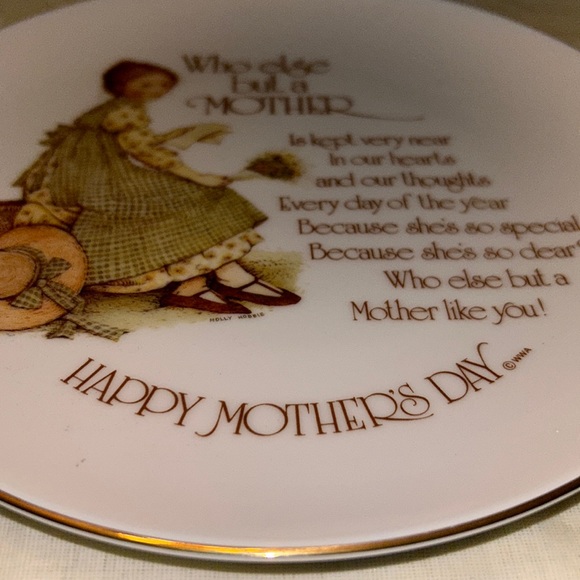 Holly Hobby 1976 Mother’s Day commemorative plate. Perfect gift for your Mom! ♥️ - Picture 3 of 5